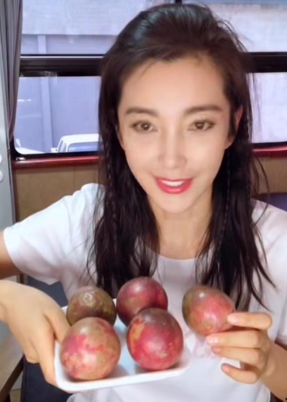 明星吃水果,甜蜜瞬间捕捉时尚健康生活