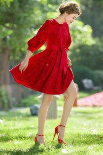 紫色连衣裙女网红照片,紫色连衣裙的时尚魅力