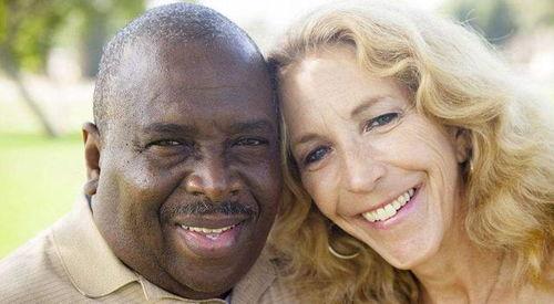 黑人冒充白人短视频网红,黑人网红的另类身份揭秘