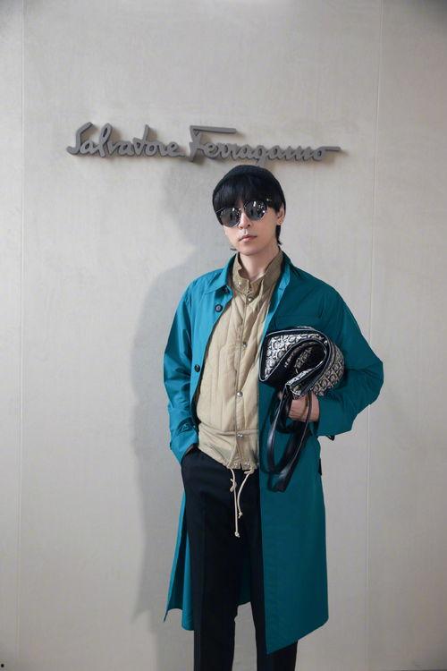 男明星蓝色外套,探寻男明星的时尚魅力
