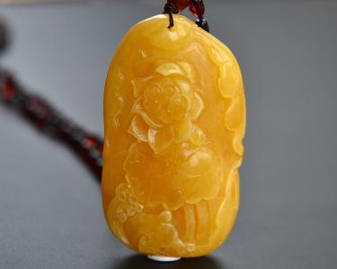 明星带的蜜蜡吊坠