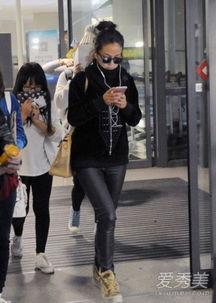 女明星黑色毛衣机场,女明星机场时尚穿搭吸睛无数